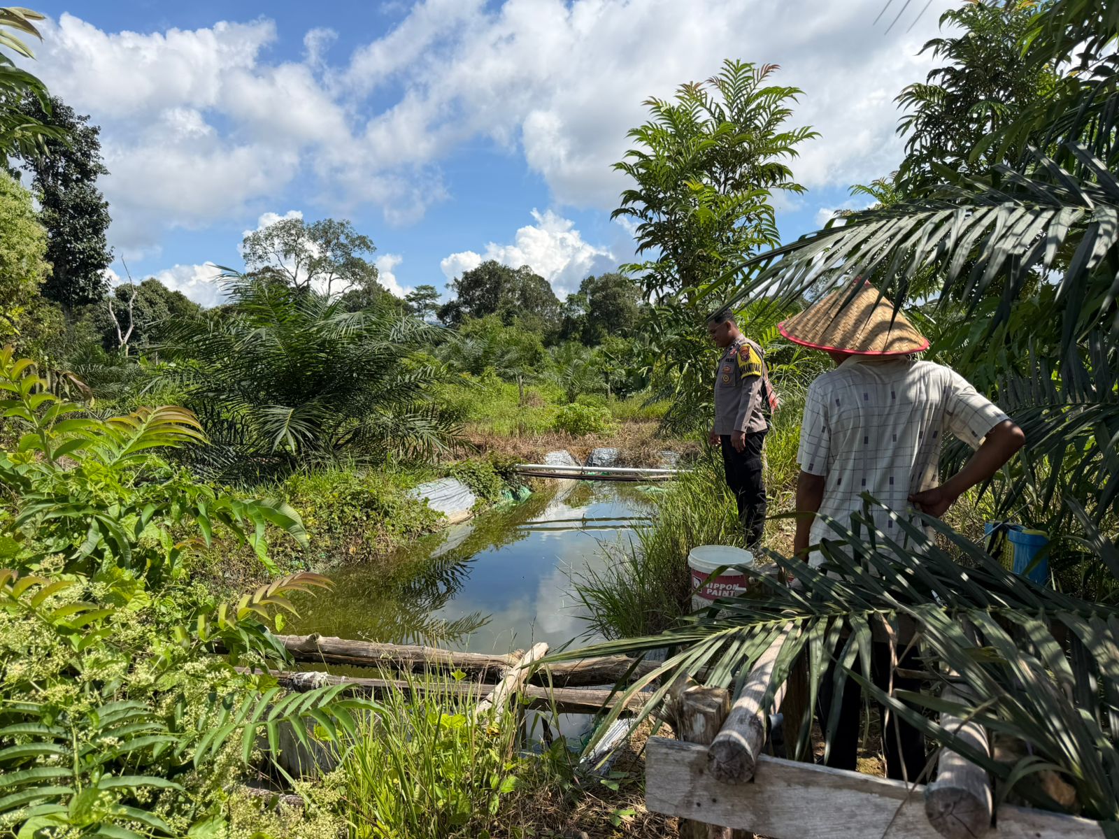 Bhabinkamtibmas Polsek Delang Dorong Ketahanan Pangan Lewat Kolam Ikan Pekarangan Bergizi