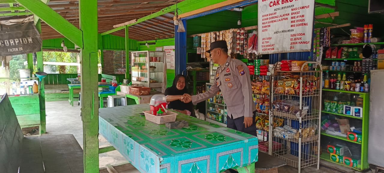 Warung Jadi Titik Sambang, Polsek Lamandau Jemput Informasi Kamtibmas