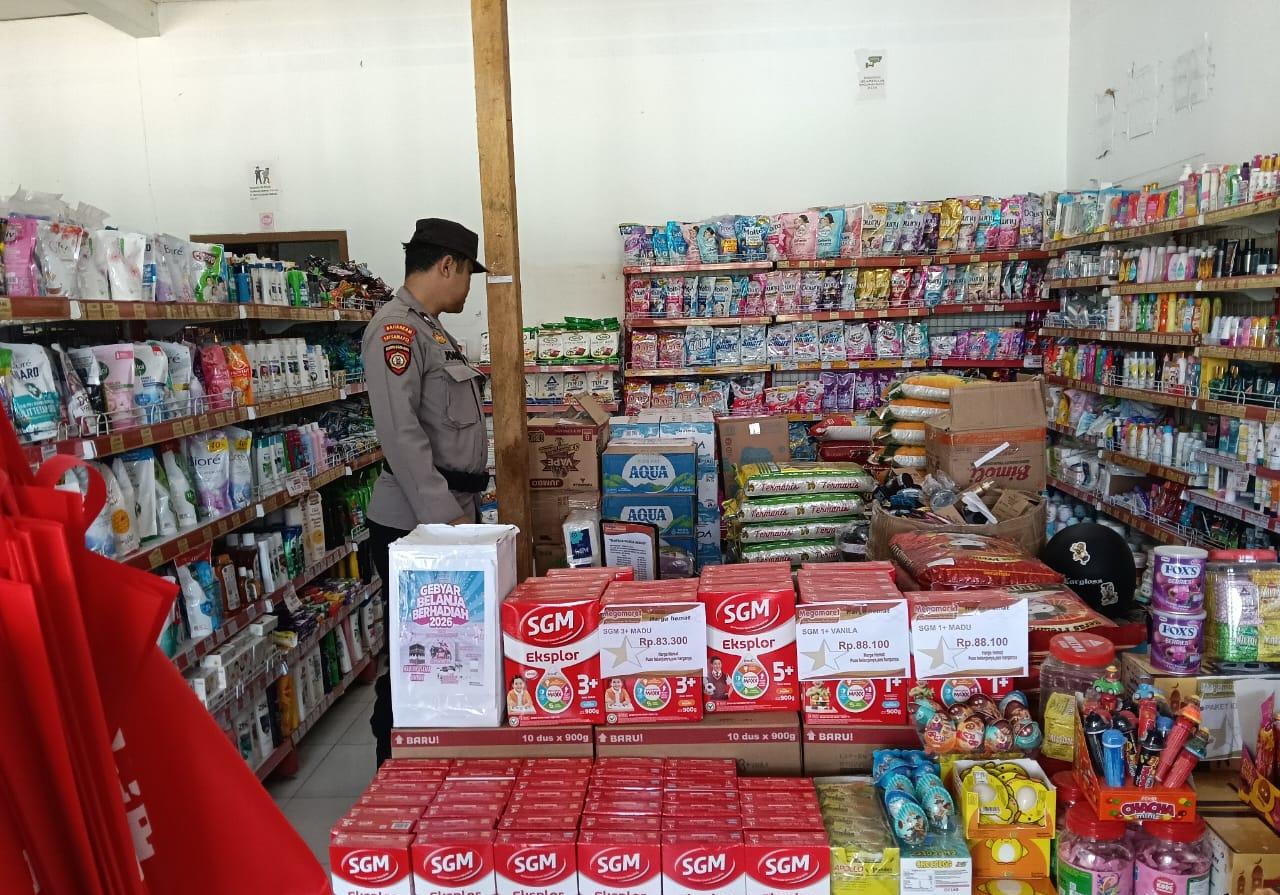 Anggota Polsek Sematu Jaya yang di pimpin langsung, Aipda Erizki melaksanakan patroli dialogis di Megamart Kecamatan Sematu Jaya guna memelihara siskamtibmas di wilayah Hukum Polsek Sematu Jaya