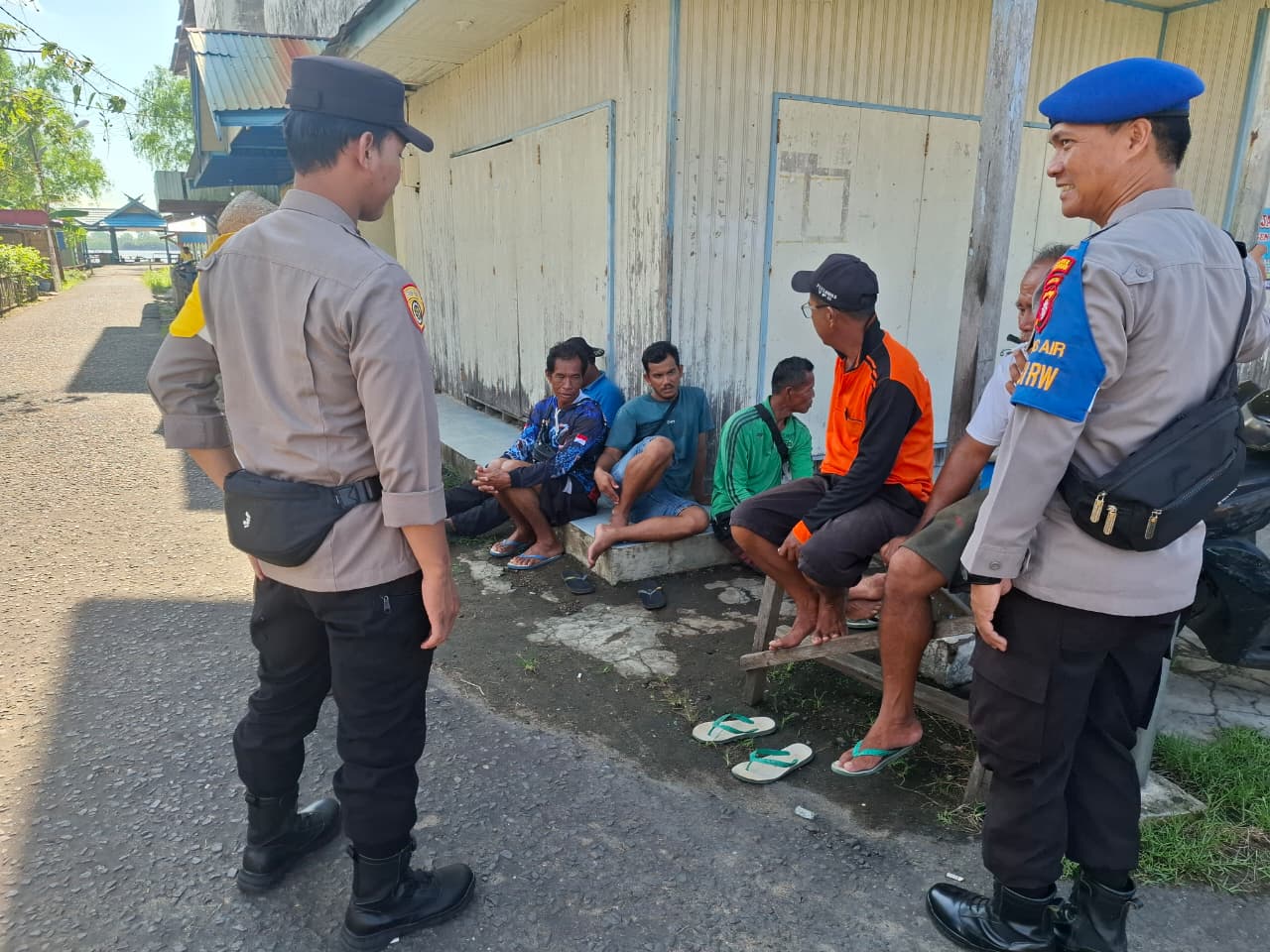 Bhabinkamtibmas Rutin Sambangi Warganya yang sedang beraktivitas di lingkungan perumahan warga Kel. Pegatan Hilir.