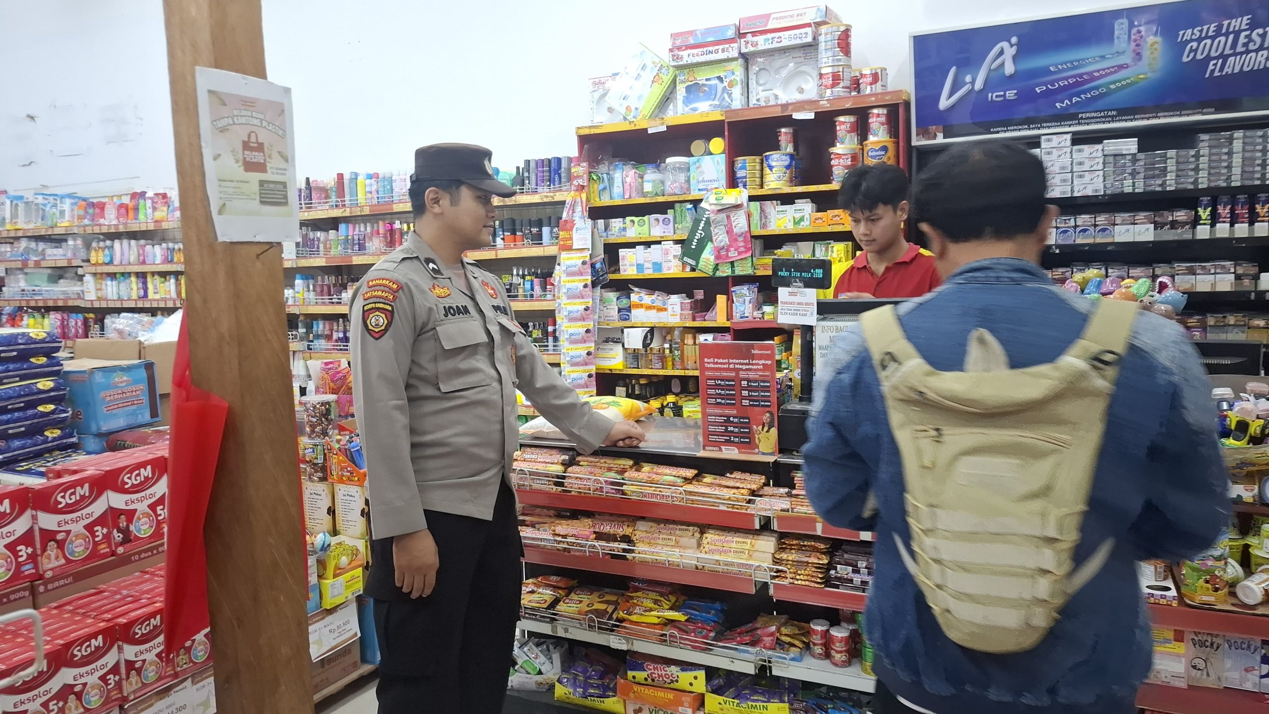 Pastikan Aktivitas Masyarakat Berjalan Aman, Polsek Sematu Jaya Sambangi MegaMart