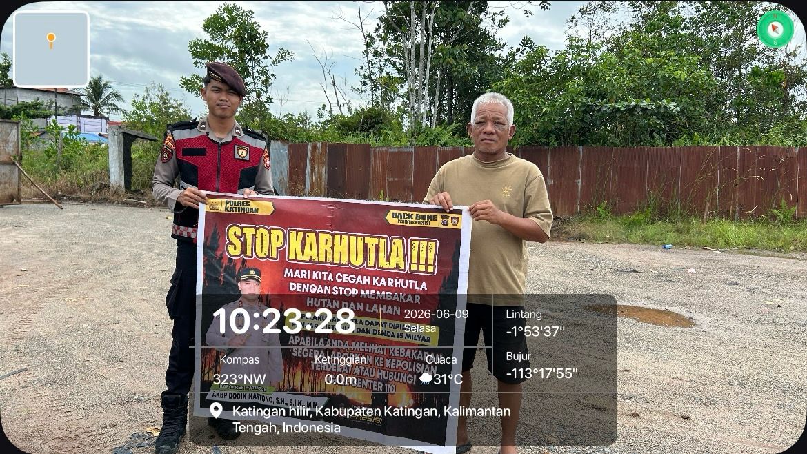 Personel Samapta Polres Katingan Sosialisasikan Pencegahan Karhutla kepada Masyarakat Desa Hampalit.