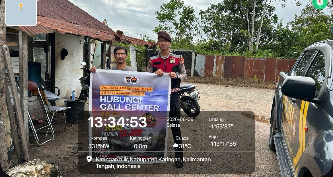 Personel Samapta Polres Katingan Sosialisasikan Call Center 110 Polri kepada Masyarakat Desa Hampalit olehPersonel Samapta Polres Katingan.