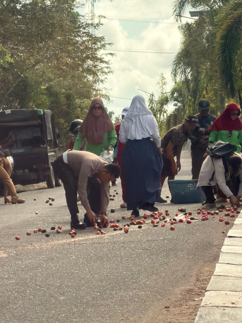 Polisi Penolong, Satlantas Polres Lamandau Sigap Bantu Warga di Jalan