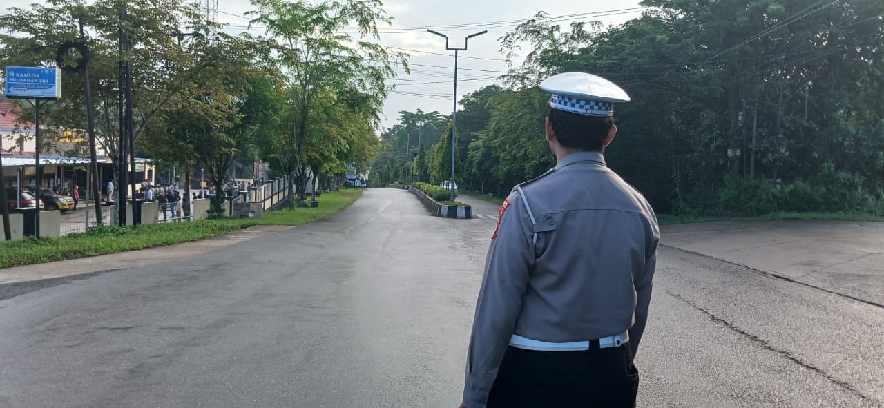 Hadir Sejak Pagi, Satlantas Polres Lamandau Jaga Kelancaran Arus Lalu Lintas di Simpang Polres