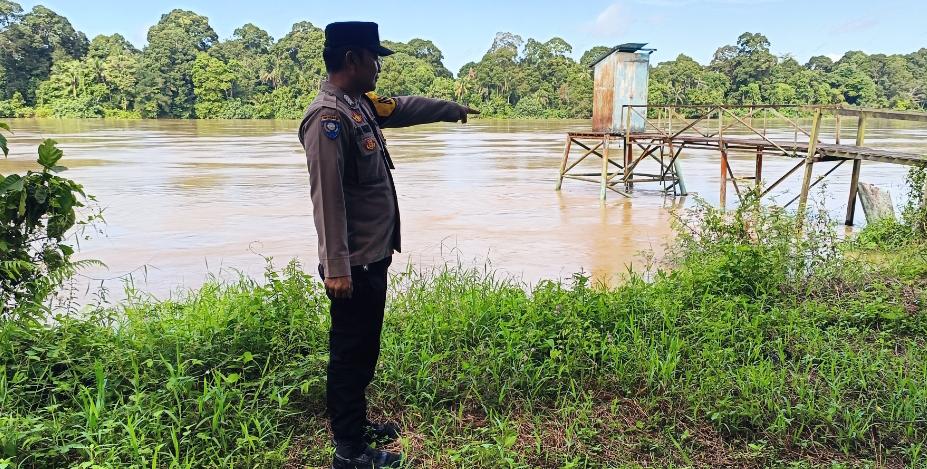 Deteksi Banjir, Polsek Tewang Sangalang Garing dan Pulau Malan Cek Ketinggian Debit Air