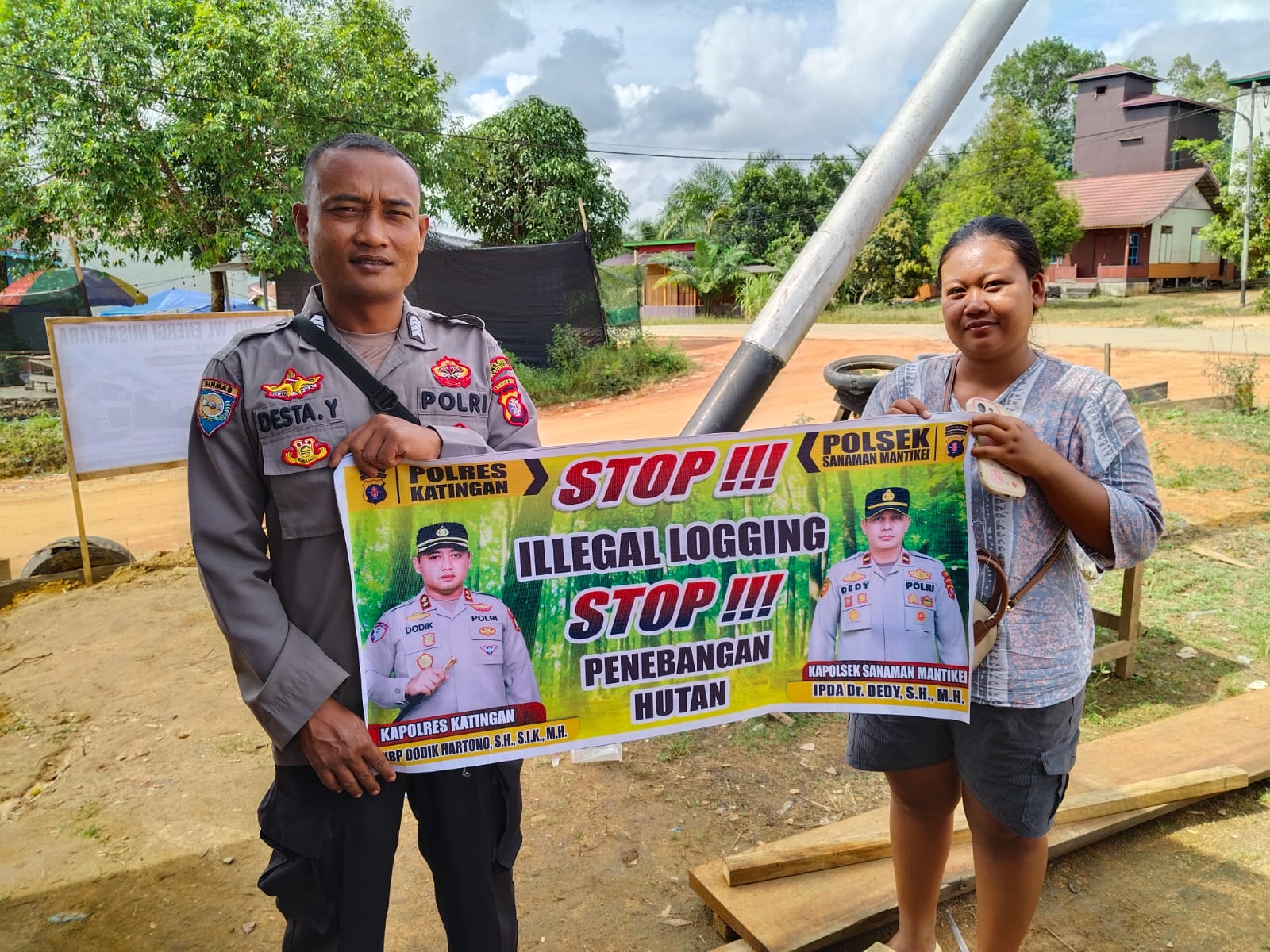 Bhabinkamtibmas laksanakan Sosialisasi kan tentang larangan dan sangsi Pidana bagi pelaku Ileggal Logging kepada masyarakat di Desa Binaan.