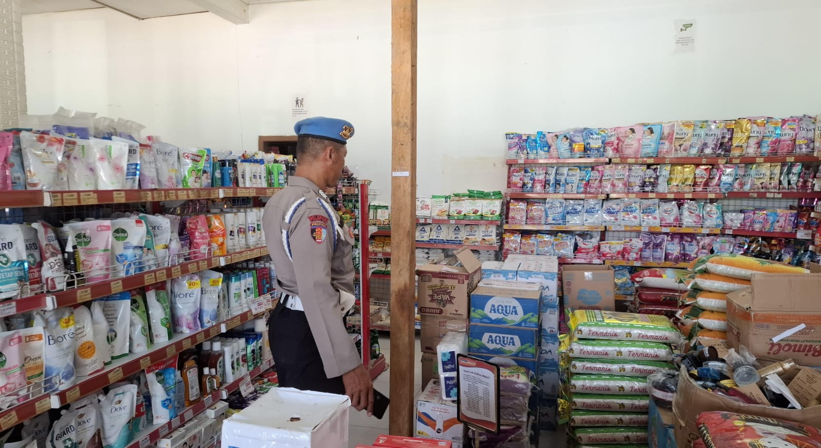 Anggota Polsek Sematu Jaya yang di pimpin langsung, Aipda Erizki melaksanakan patroli dialogis di Megamart Kecamatan Sematu Jaya guna memelihara siskamtibmas di wilayah Hukum Polsek Sematu Jaya.