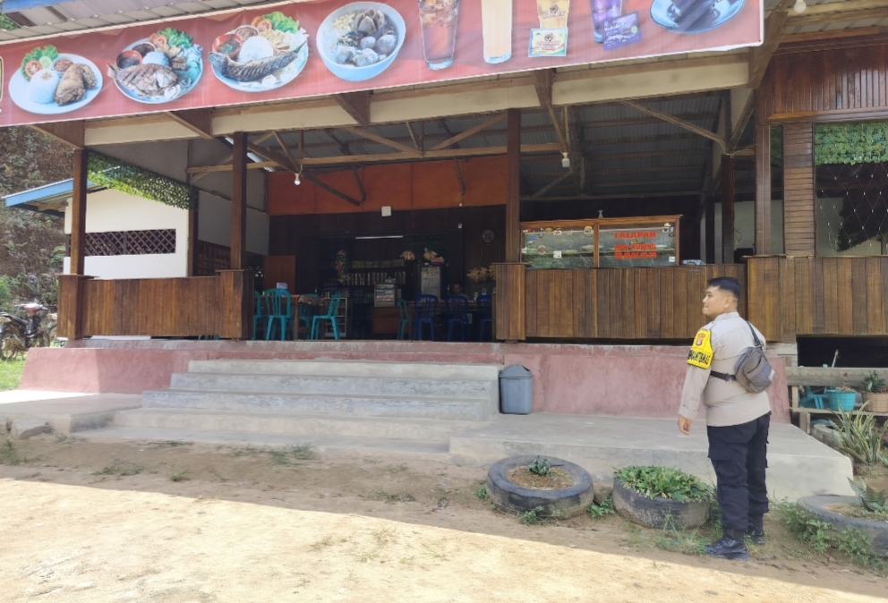 Sambangi Warung Masyarakat, Polsek Delang Sampaikan Pesan Kamtibmas