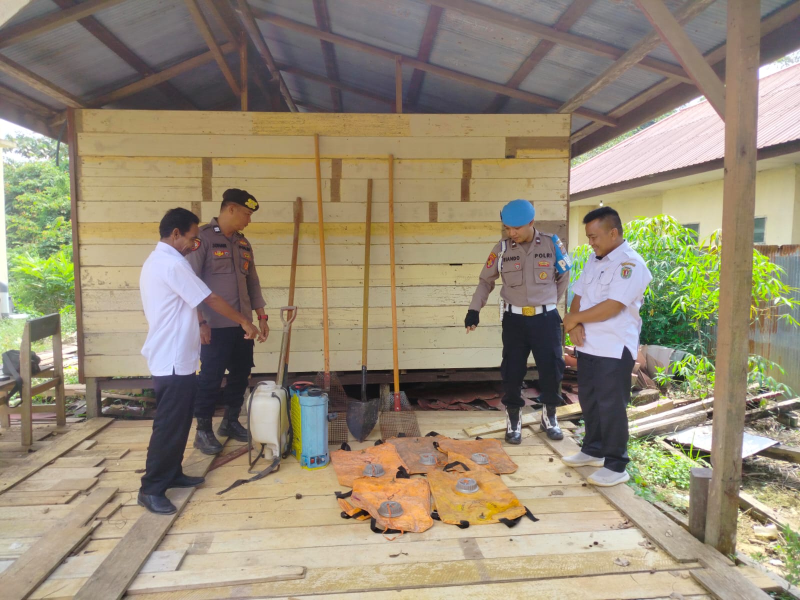 Polsek Marikit Cek Kesiapan Peralatan Karhutla Inventaris Kecamatan Marikit