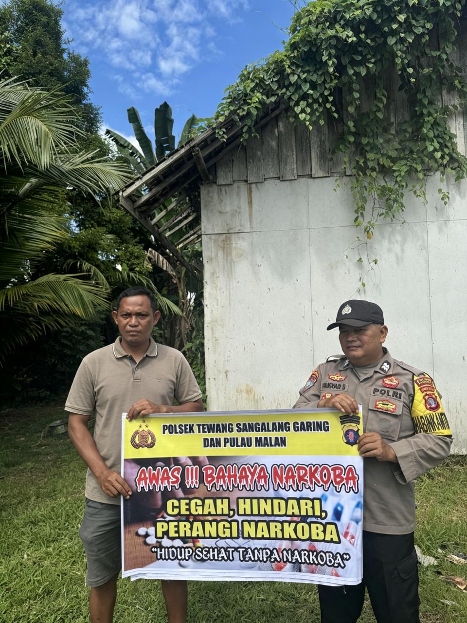 Melalui Media Spanduk, Polsek Tewang Sangalang Garing dan Pulau Malan Imbau Warga Tidak Terjerumus Penyalahgunaan Narkoba.