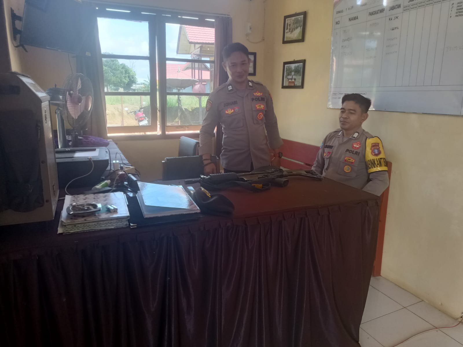 Siaga dalam Tugas: Personel Piket Mako Polsek Marikit Tetap Bekerja dengan Ikhlas