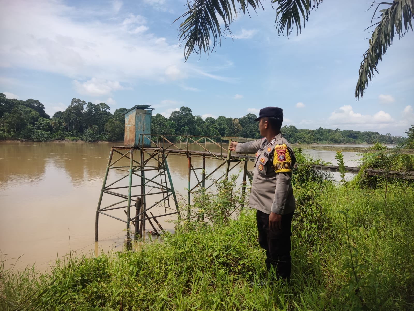 Deteksi Banjir, Polsek Tewang Sangalang Garing dan Pulau Malan Cek Ketinggian Debit Air.