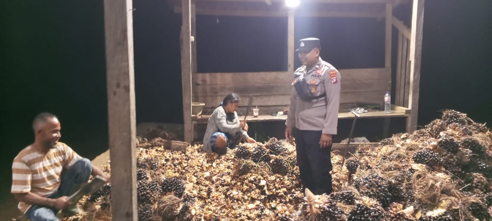 Polsek Lamandau Sambangi Pelaku Usaha Peron, Sampaikan Imbauan Kamtibmas