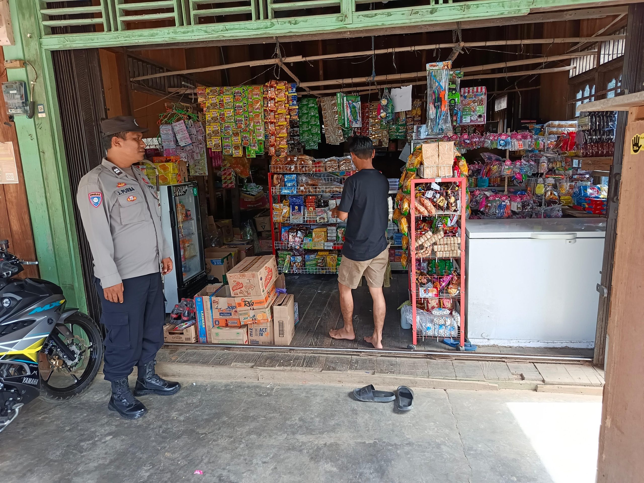 Polsek Delang Sambangi Warung Warga, Sampaikan Imbauan Kamtibmas