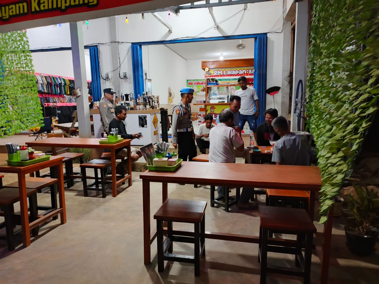 Polsek Lamandau Sambangi Pelaku Usaha Kuliner, Perkuat Kemitraan dan Jaga Kamtibmas