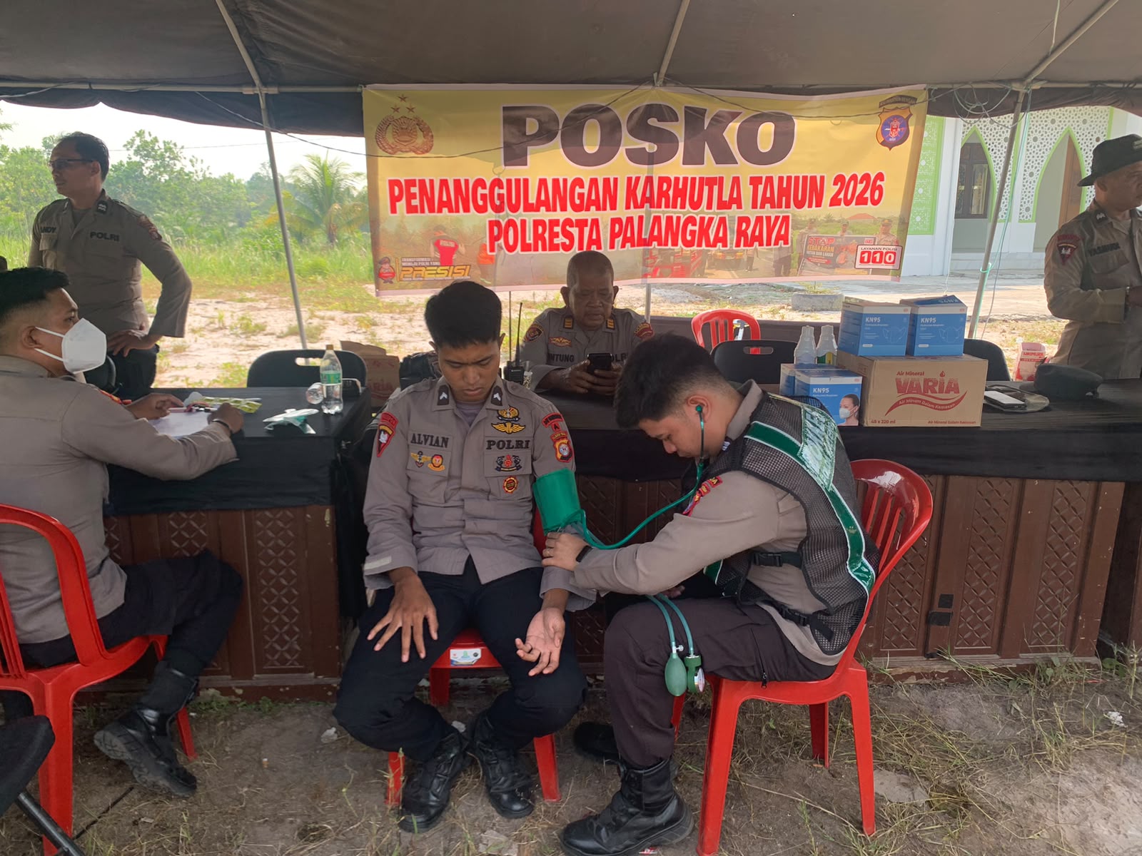 Polda Kalteng Salurkan 400 Masker KN95, Vitamin dan Oxycan untuk Personel di Pos Karhutla