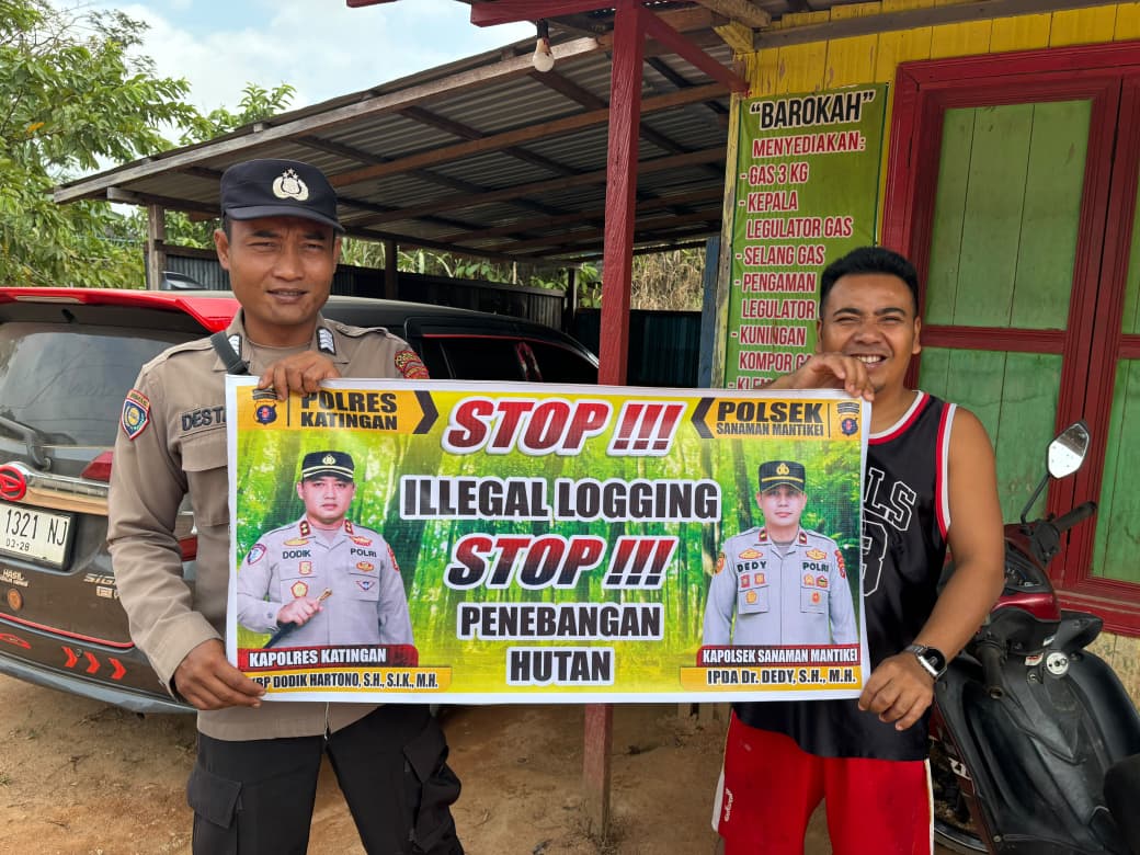 Bhabinkamtibmas laksanakan Sosialisasi kan tentang larangan dan sangsi Pidana bagi pelaku Ileggal Logging kepada masyarakat di Desa Binaan.