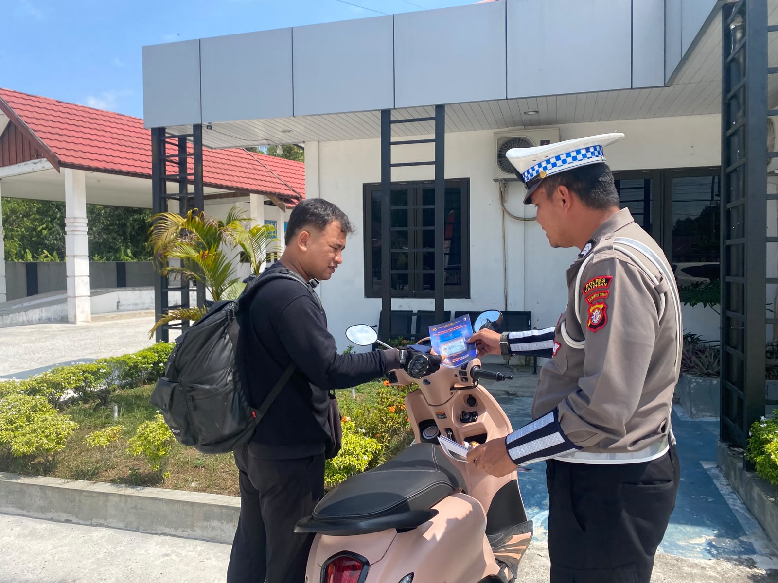 Pembagian Brosur Keselamatan Berlalu Lintas Kepada masyarakat.