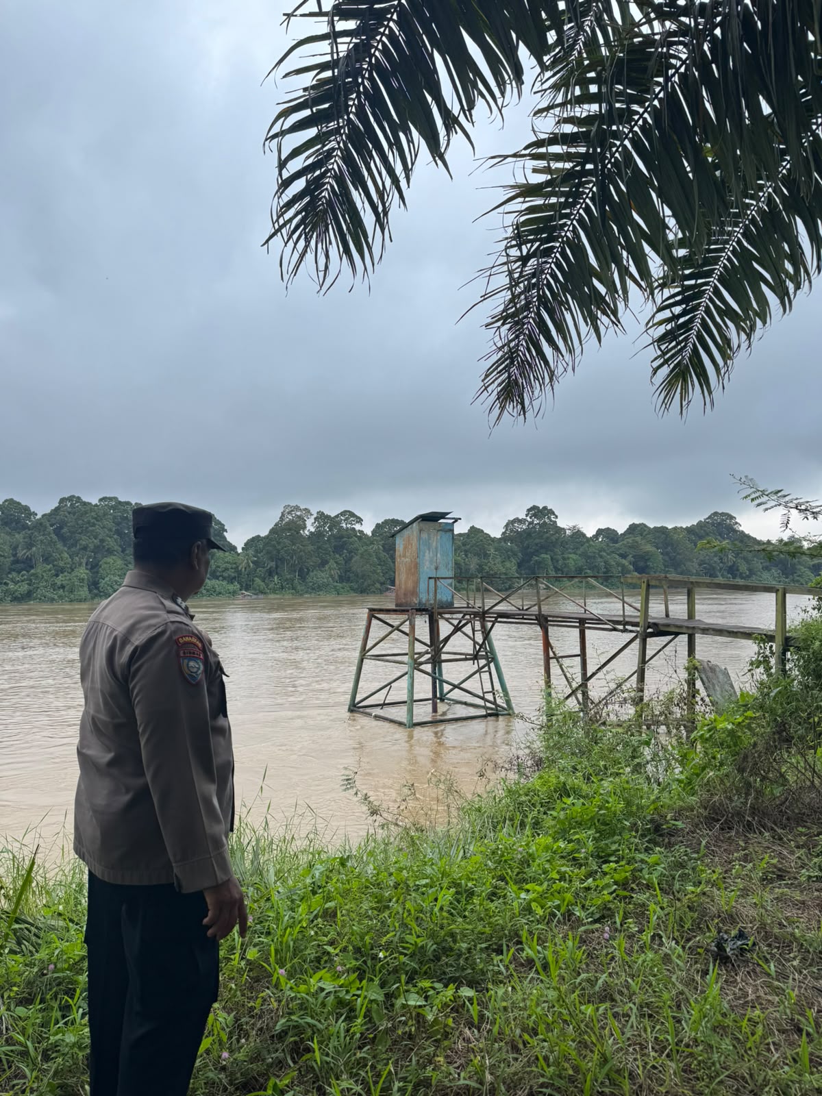 Deteksi Banjir, Polsek Tewang Sangalang Garing dan Pulau Malan Cek Ketinggian Debit Air