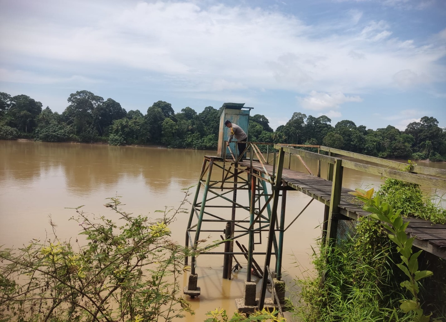 Deteksi Banjir, Polsek Tewang Sangalang Garing dan Pulau Malan Cek Ketinggian Debit Air.