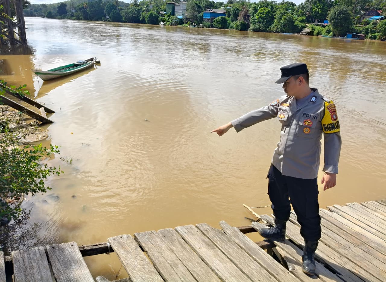 Polsek Marikit Monitoring Debit Air untuk Antisipasi Potensi Banjir