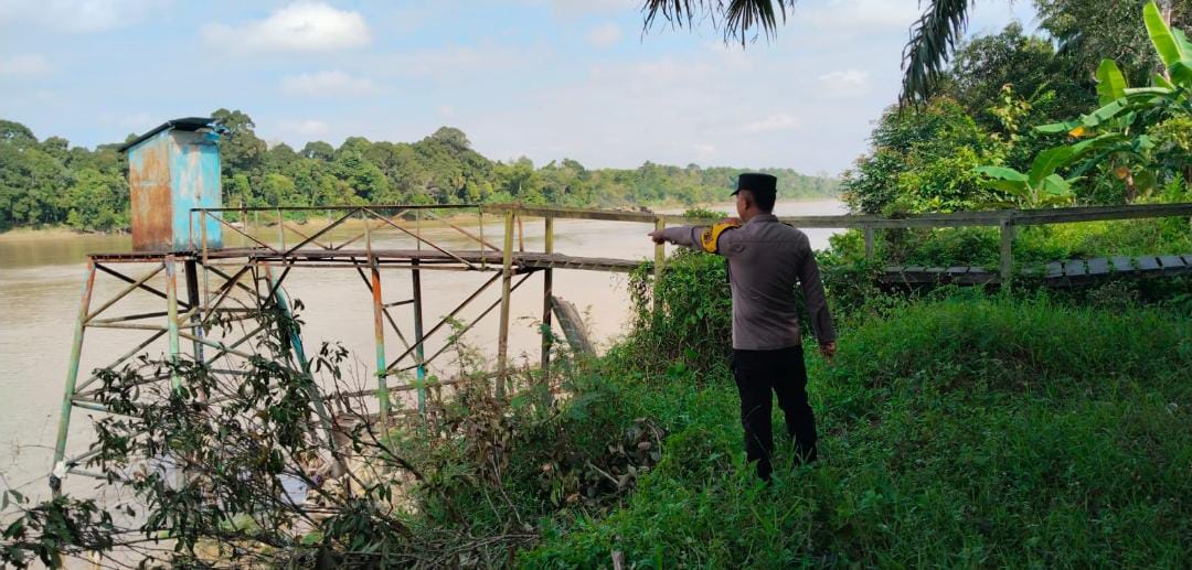 Deteksi Banjir, Polsek Tewang Sangalang Garing dan Pulau Malan Cek Ketinggian Debit Air.