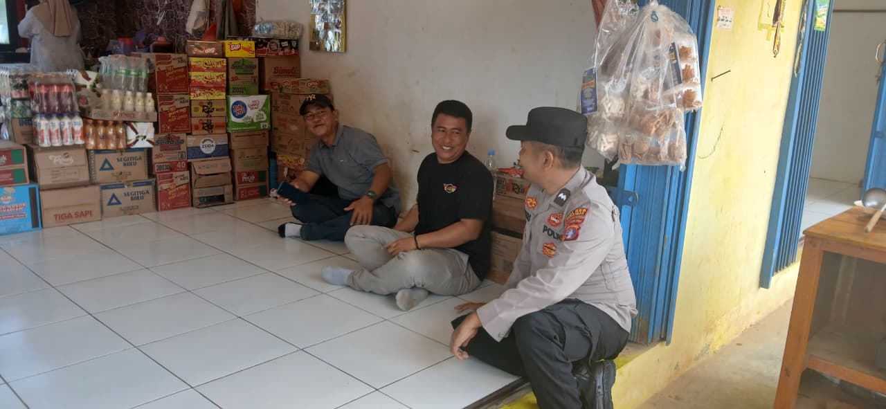 Polsek Lamandau Sambangi Warung-Warung Warga untuk Jaga Kamtibmas