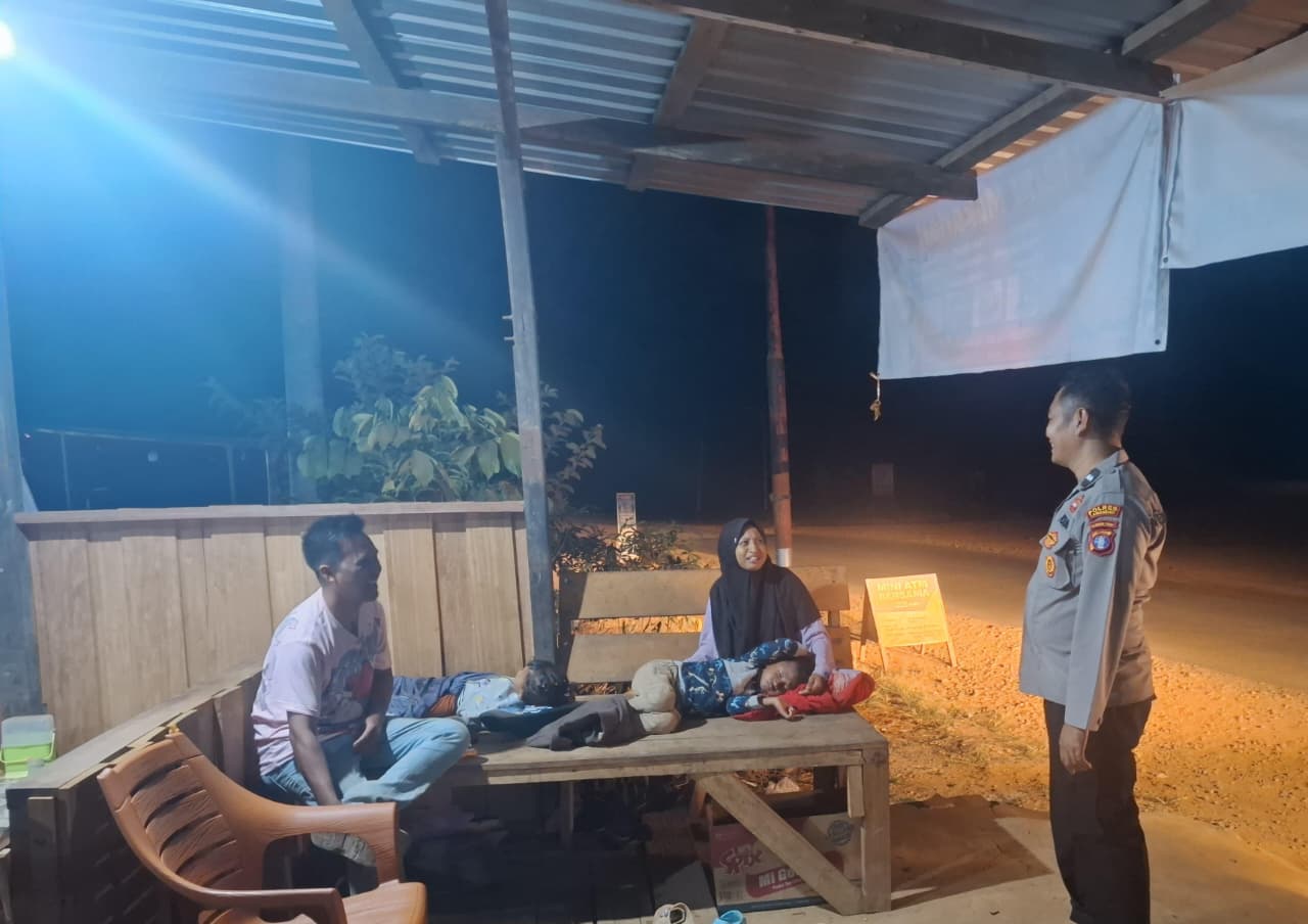 Polsek Lamandau Sambangi Pengendara yang Beristirahat di Warung, Sampaikan Pesan Kamtibmas