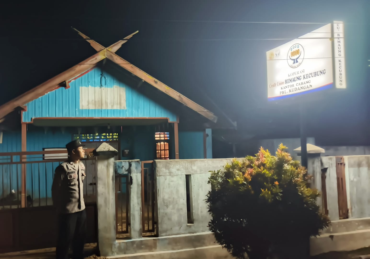 Polsek Delang Monitoring Situasi Kamtibmas pada Malam Hari