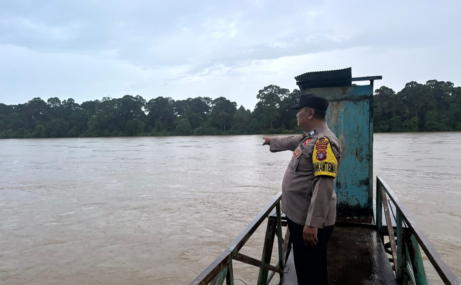 Deteksi Banjir, Polsek Tewang Sangalang Garing dan Pulau Malan Cek Ketinggian Debit Air