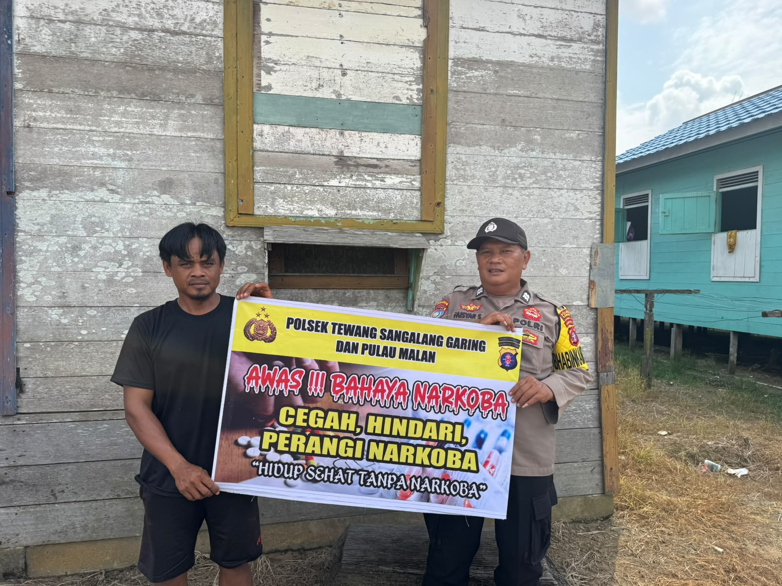 Melalui Media Spanduk, Polsek Tewang Sangalang Garing dan Pulau Malan Imbau Warga Tidak Terjerumus Penyalahgunaan Narkoba.