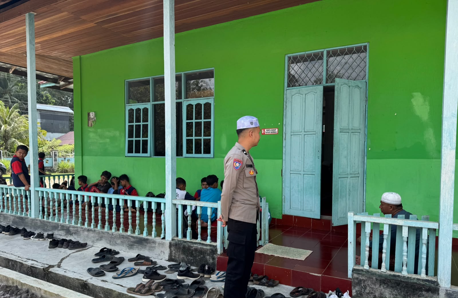 Polsek Tewang Sanggalang Garing Laksanakan Pengamanan Sholat Jumat, Berikan Rasa Aman dan Nyaman Kepada Jamaah