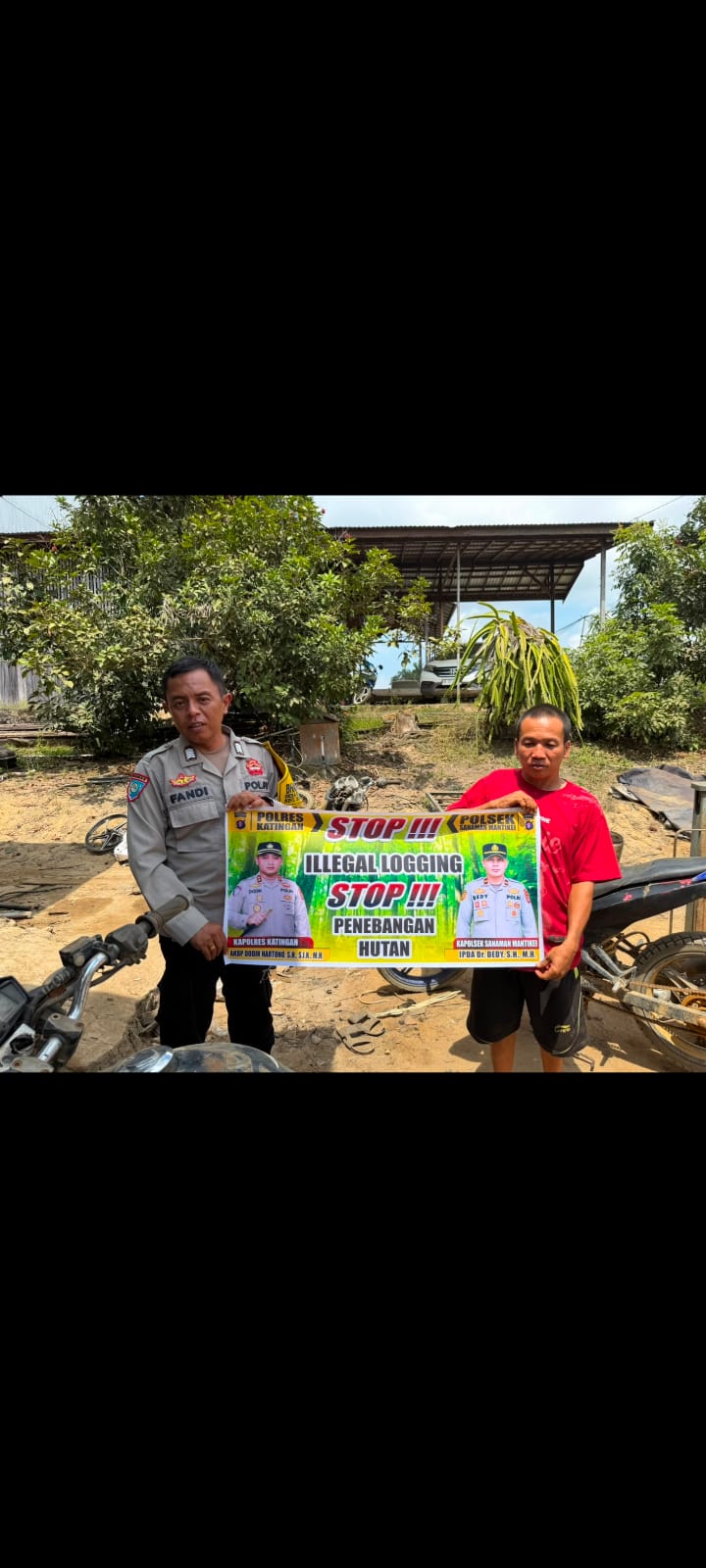 Bhabinkamtibmas laksanakan Sosialisasi kan tentang larangan dan sangsi Pidana bagi pelaku Ileggal Logging kepada masyarakat di Desa Binaan.