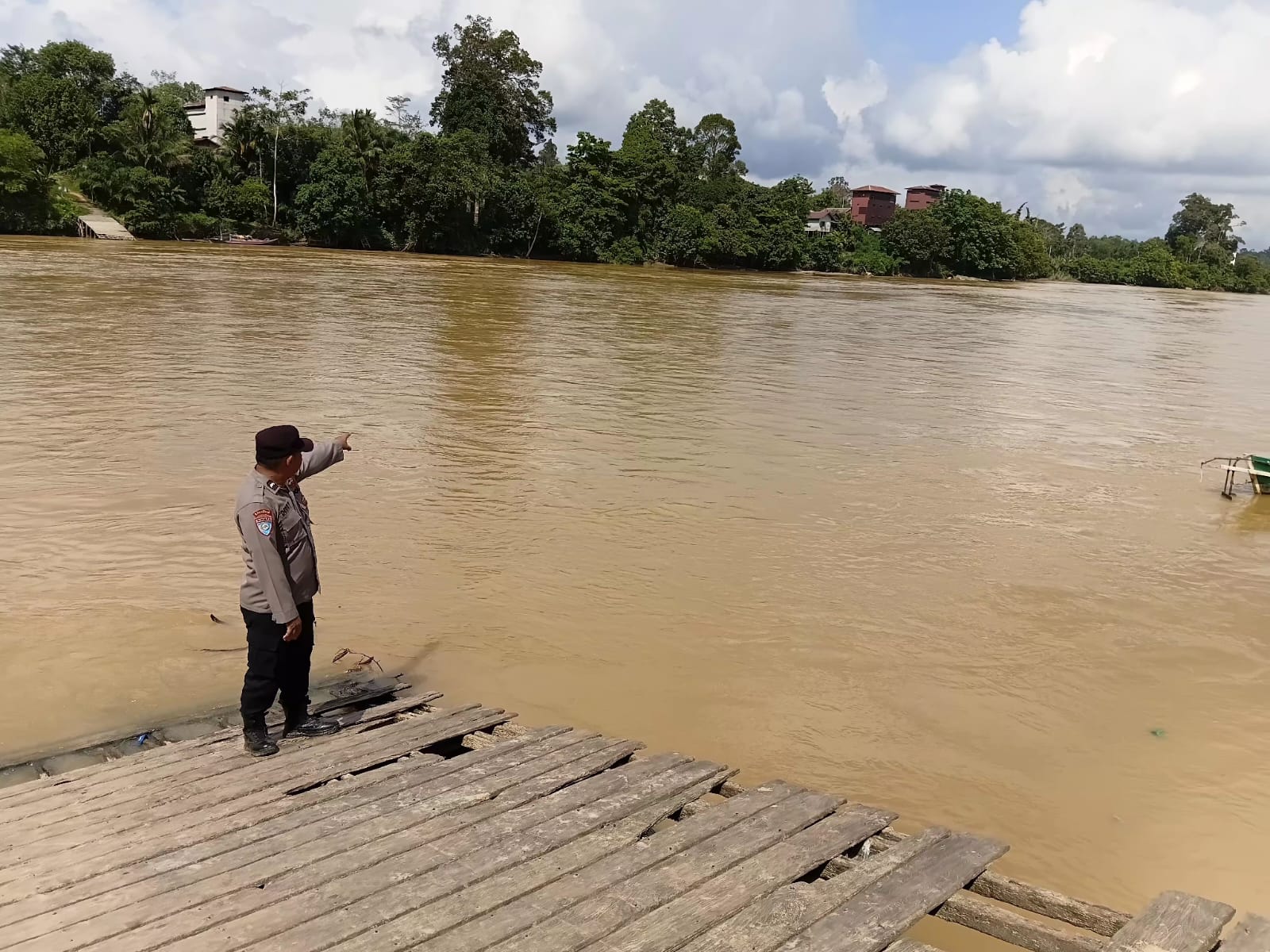 ANTISIPASI BANJIR, BHABINKAMTIBMAS POLSEK MARIKIT PANTAU DEBIT AIR DAS KATINGAN