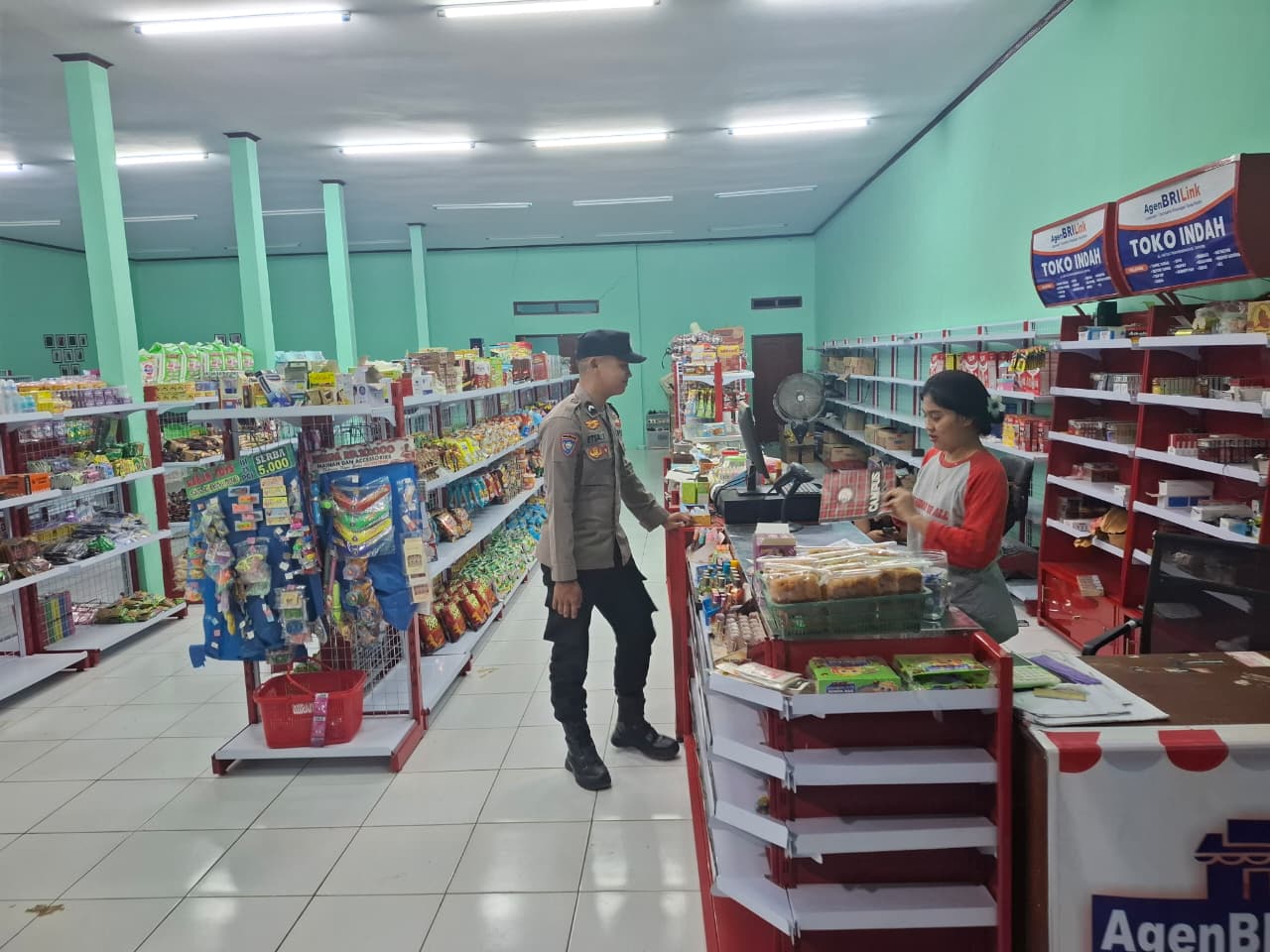 Polsek Lamandau Sambangi Warung pada Malam Hari, Pererat Silaturahmi dengan Masyarakat