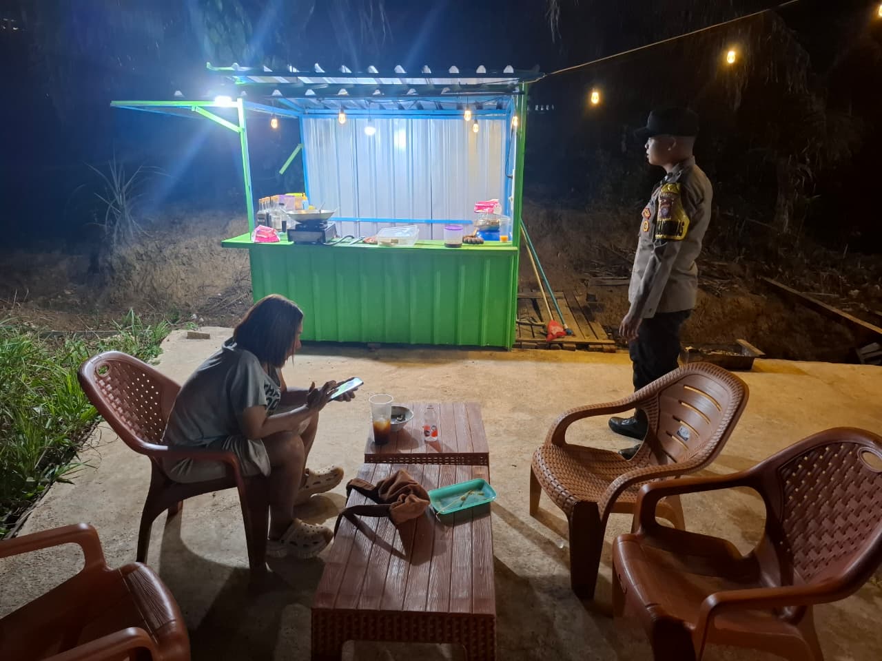 Polsek Lamandau Sambangi Warung pada Malam Hari, Sampaikan Pesan Kamtibmas dan Tanyakan Situasi Keamanan