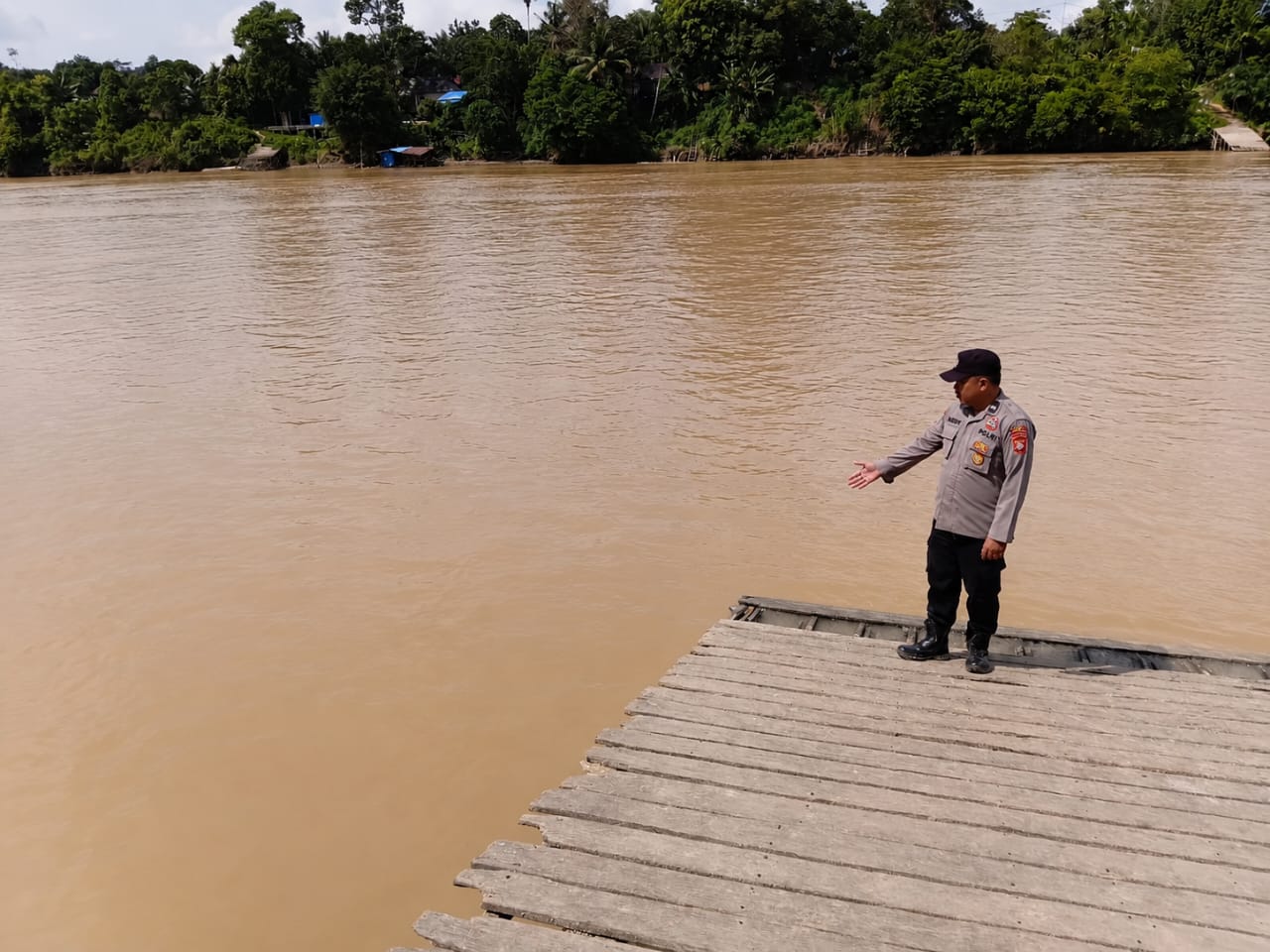 ANTISIPASI BANJIR, BHABINKAMTIBMAS POLSEK MARIKIT PANTAU DEBIT AIR DAS KATINGAN