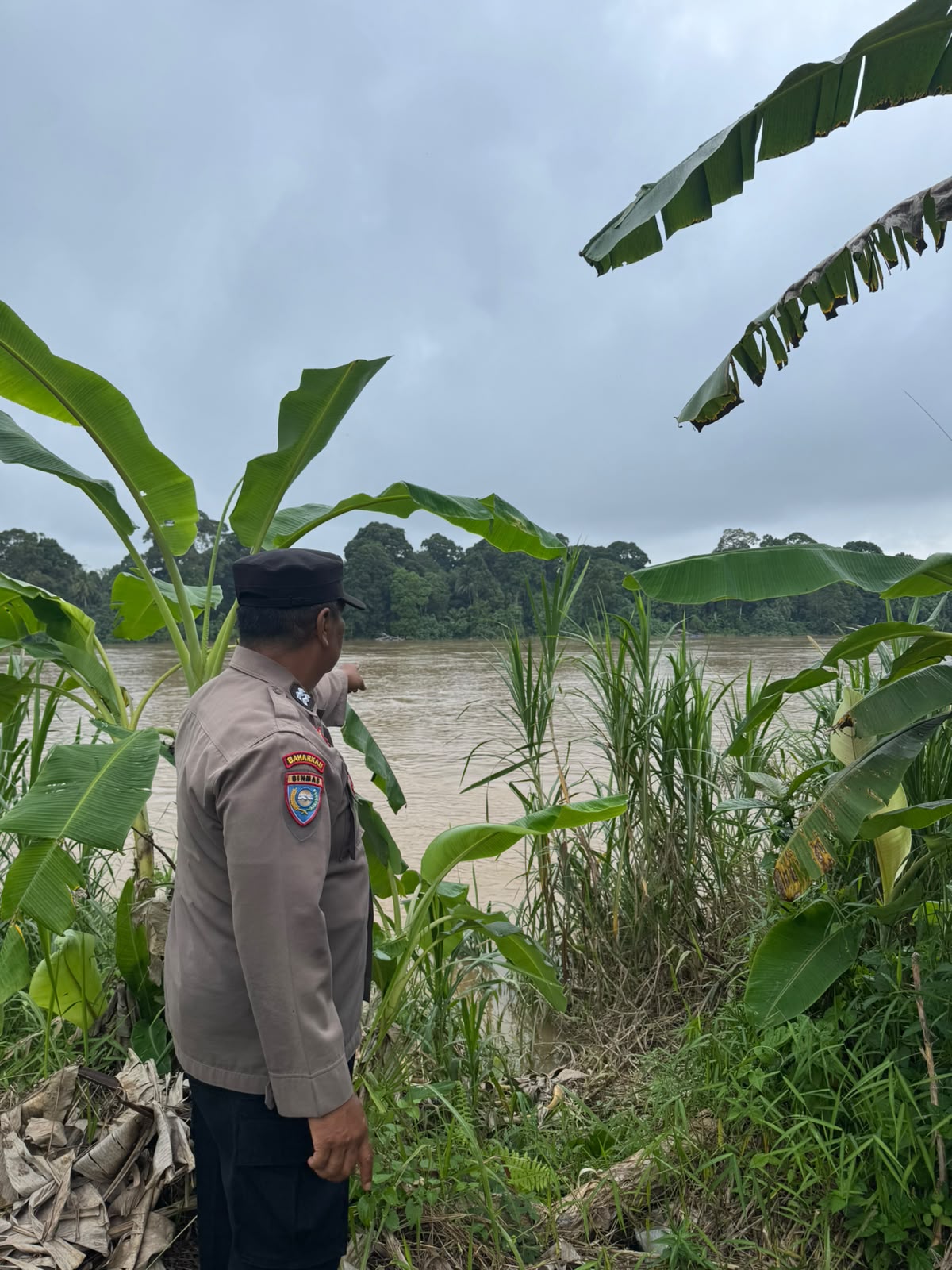 Deteksi Banjir, Polsek Tewang Sangalang Garing dan Pulau Malan Cek Ketinggian Debit Air