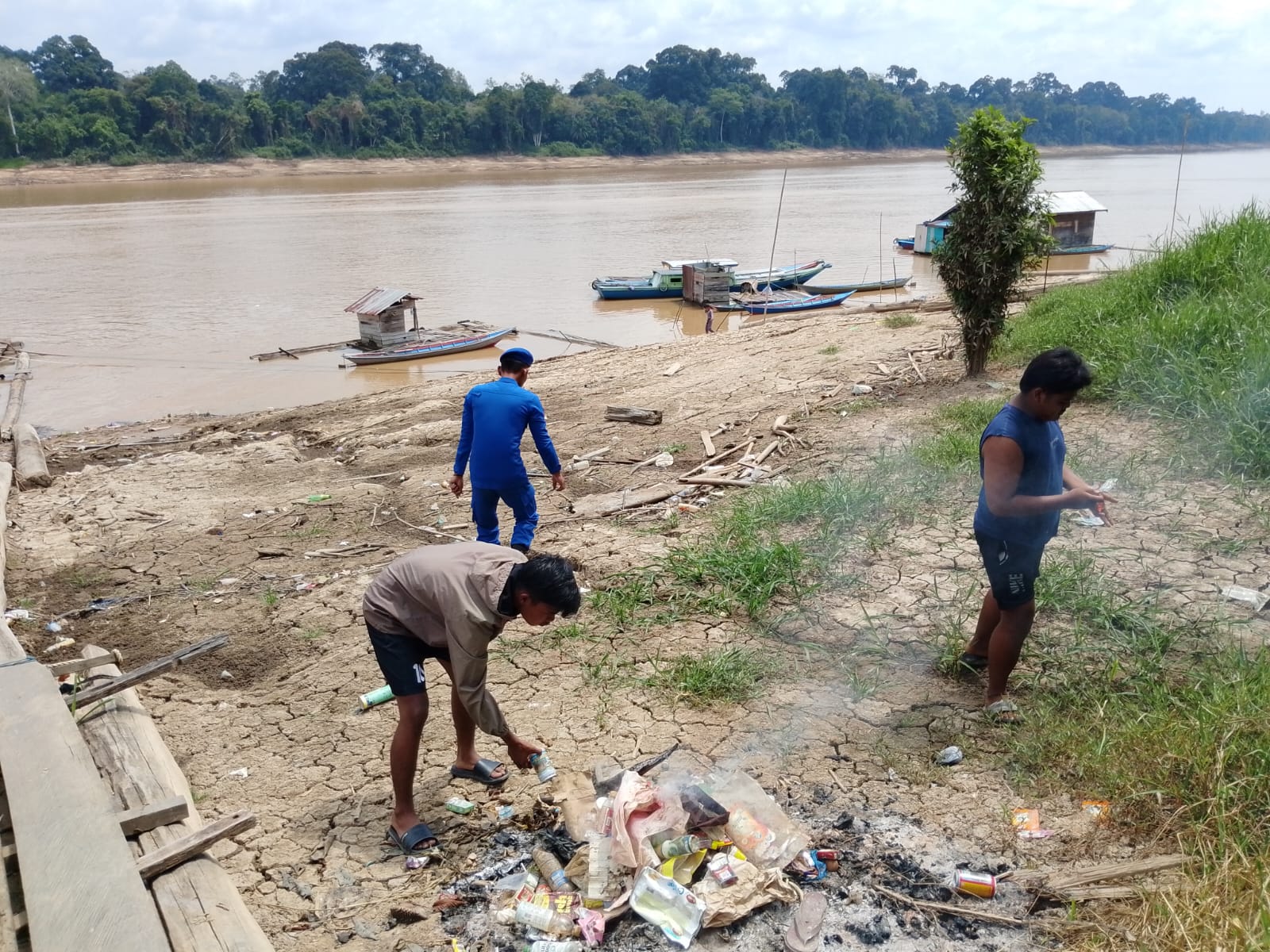 Personel Ditpolairud Polda Kalteng Ajak Masyarakat Teweh Bersihkan Sampah di Pesisir DAS Barito