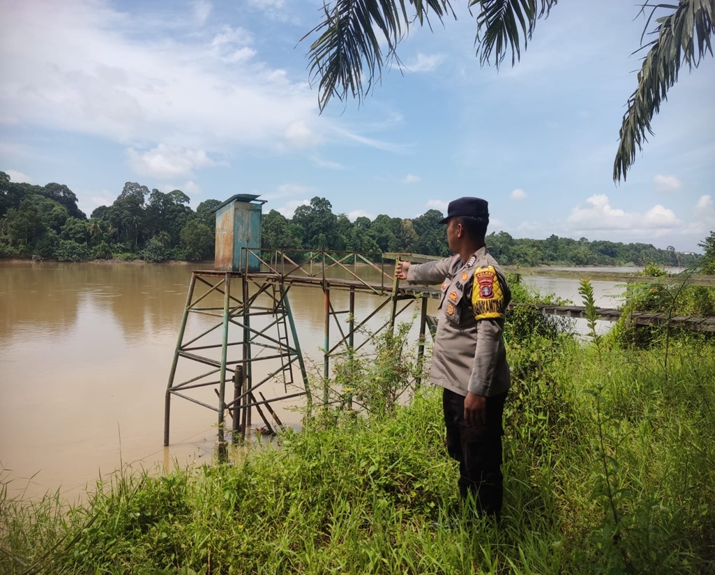 Deteksi Banjir, Polsek Tewang Sangalang Garing dan Pulau Malan Cek Ketinggian Debit Air.