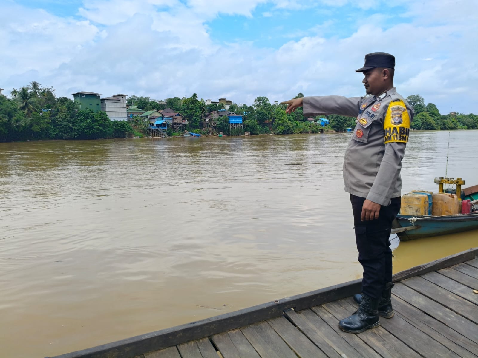 POLSEK MARIKIT PANTAU DEBIT AIR DAS KATINGAN ANTISIPASI KENAIKAN DEBIT AIR