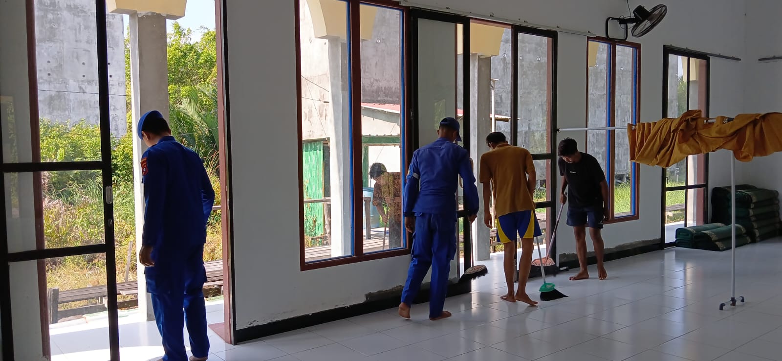 Personel Ditpolairud Polda Kalteng Bersama Masyarakat Jelai Laksanakan Gerakan Indonesia ASRI