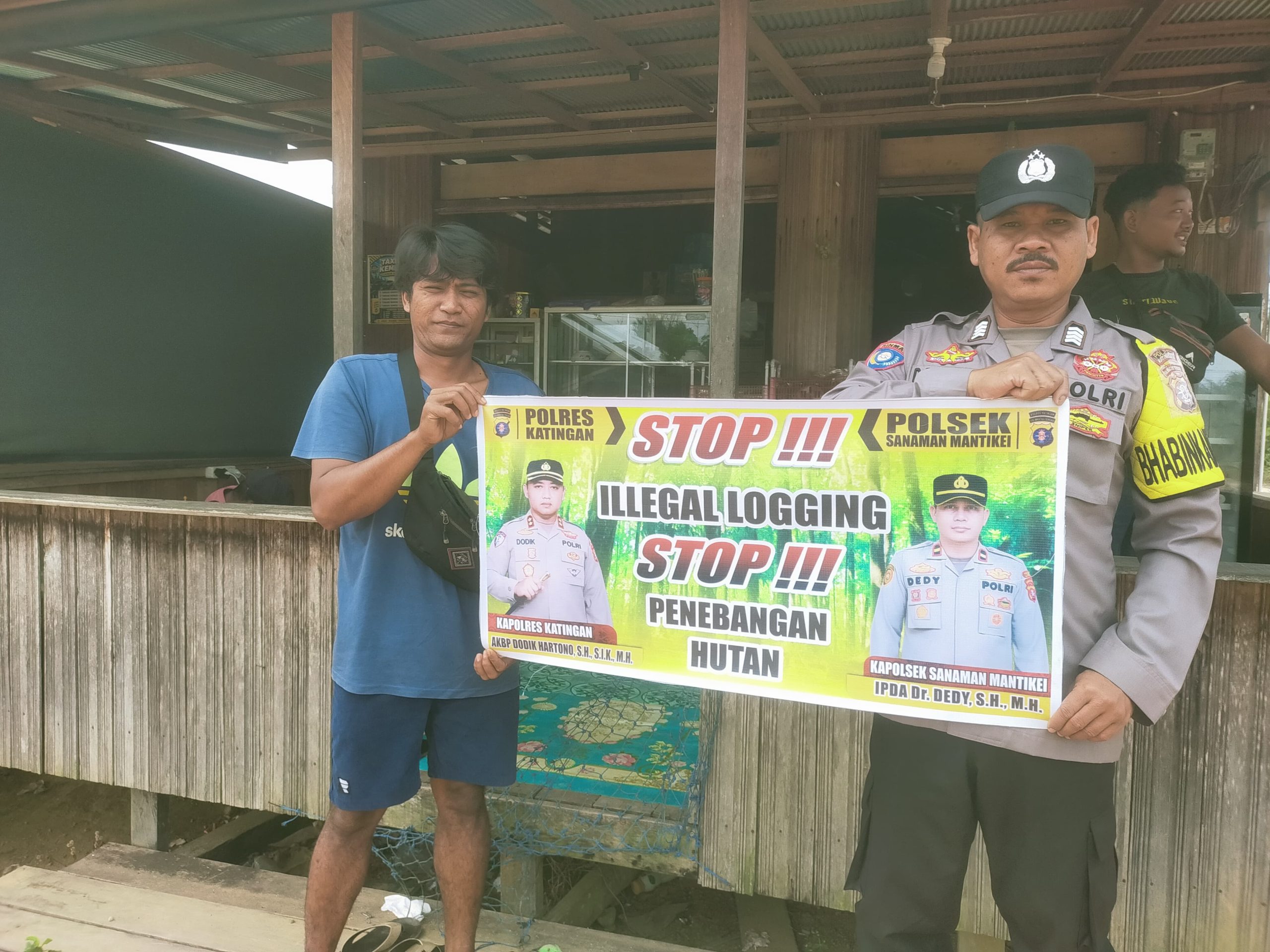 Bhabinkamtibmas laksanakan Sosialisasikan tentang larangan dan sangsi Pidana bagi pelaku Ileggal Logging kepada masyarakat di Desa Binaan.