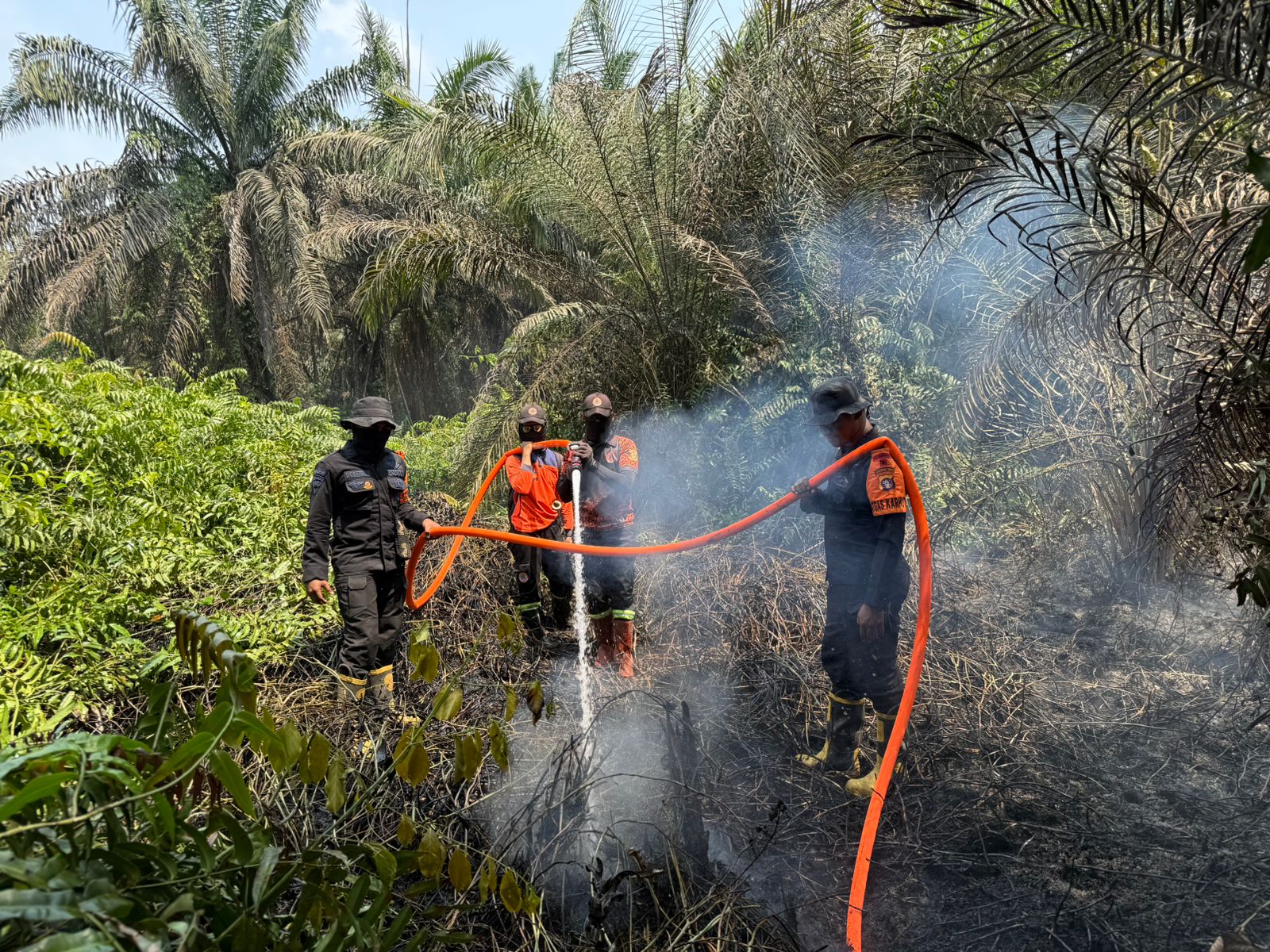 Brimob Kalteng Terus Bergerak Padamkan Karhutla di Lamandau