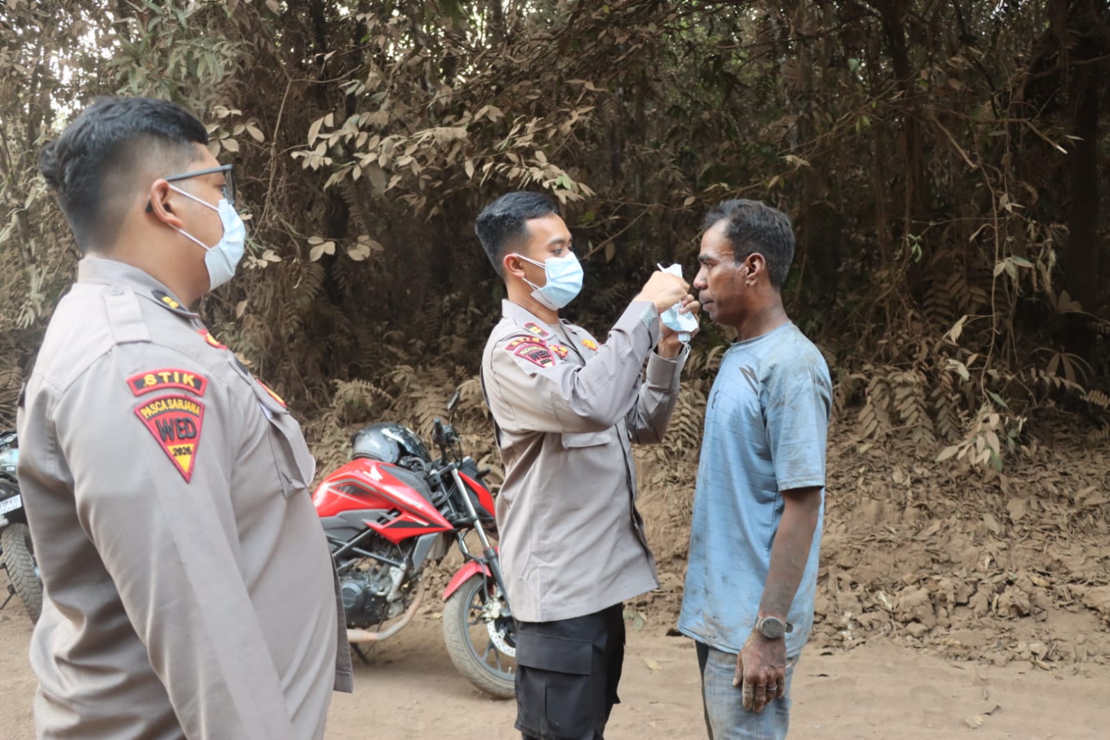 Di Sela Pemadaman Karhutla, Mahasiswa STIK Bagikan Masker kepada Warga Terdampak Asap