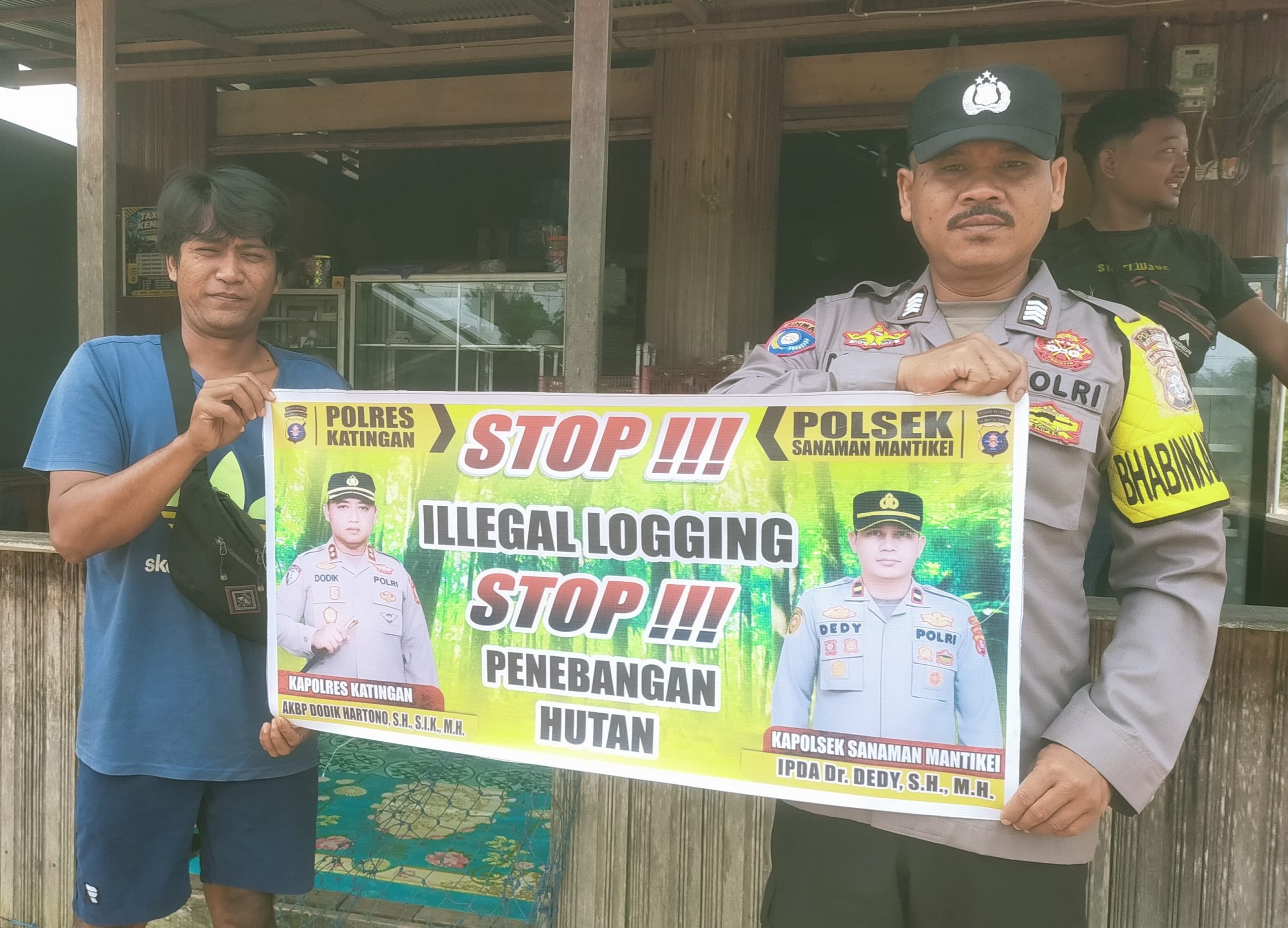 Bhabinkamtibmas laksanakan Sosialisasikan tentang larangan dan sangsi Pidana bagi pelaku Ileggal Logging kepada masyarakat di Desa Binaan.