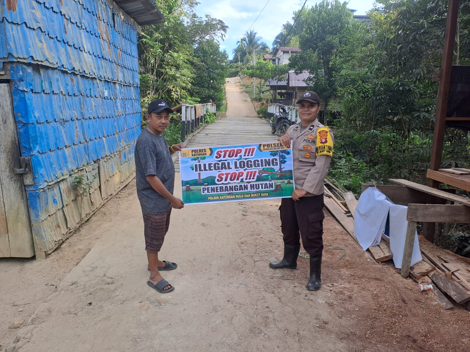 Upaya Pencegahan Penebangan Hutan secara Liar (Ilegal Logging), Bhabinkamtibmas sosialisasi kepada masyarakat.