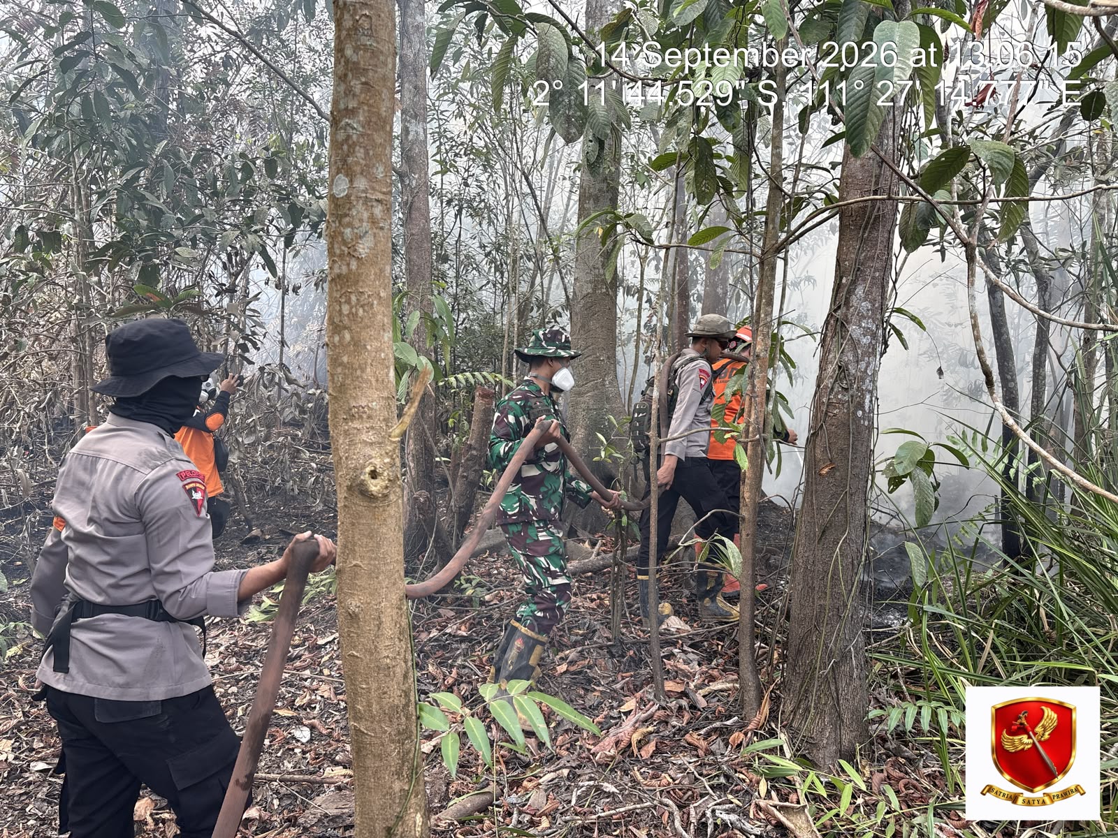 Brimob Lakukan Pemadaman dan Pendinginan Karhutla di Lamandau